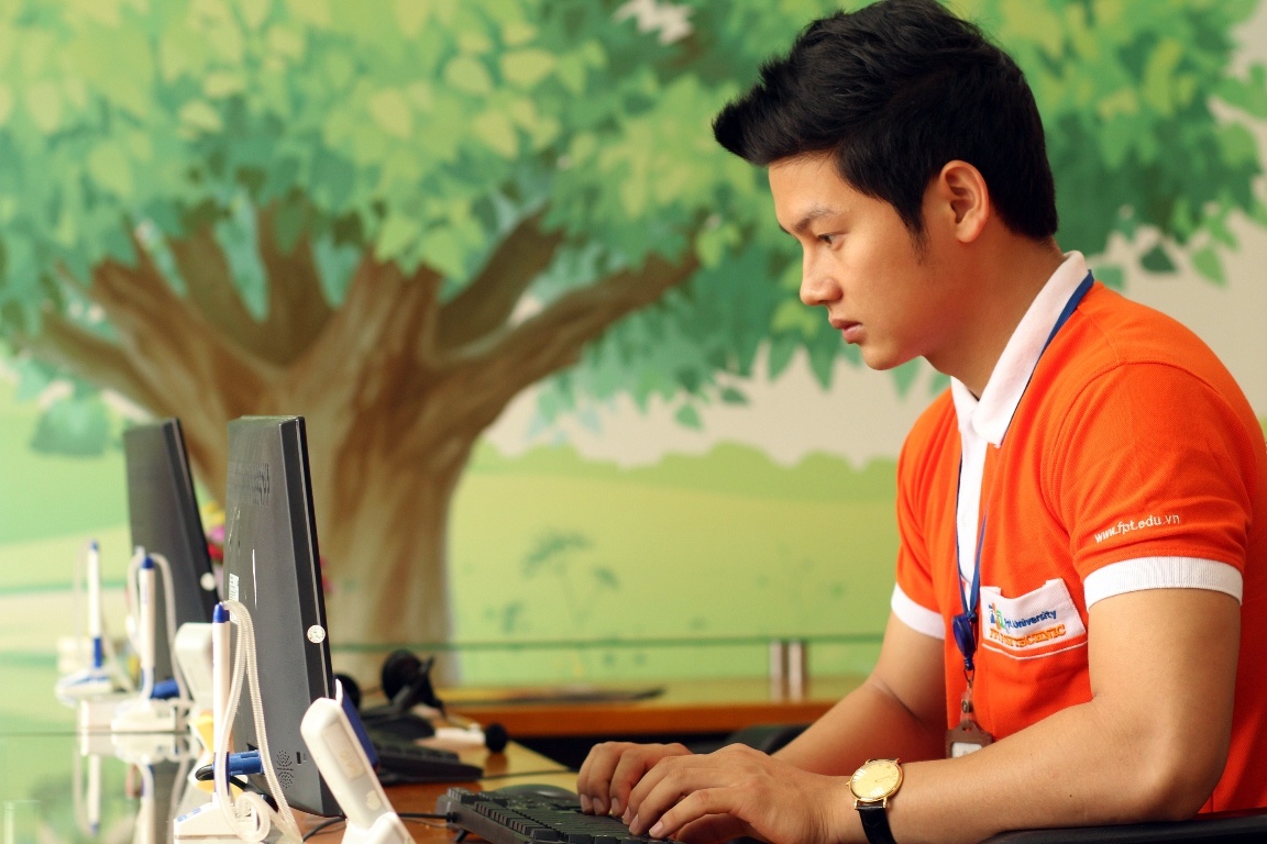 Ngoại hình giúp Trung có thuận lợi trong công việc tại phòng tuyển sinh, tạo ấn tượng tốt với sinh viên trong quá trình học tập tại trường.