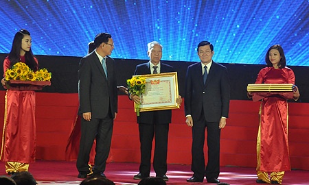 Nguoi thay nhan danh hieu Nha giao nhan dan o tuoi 95 hinh anh