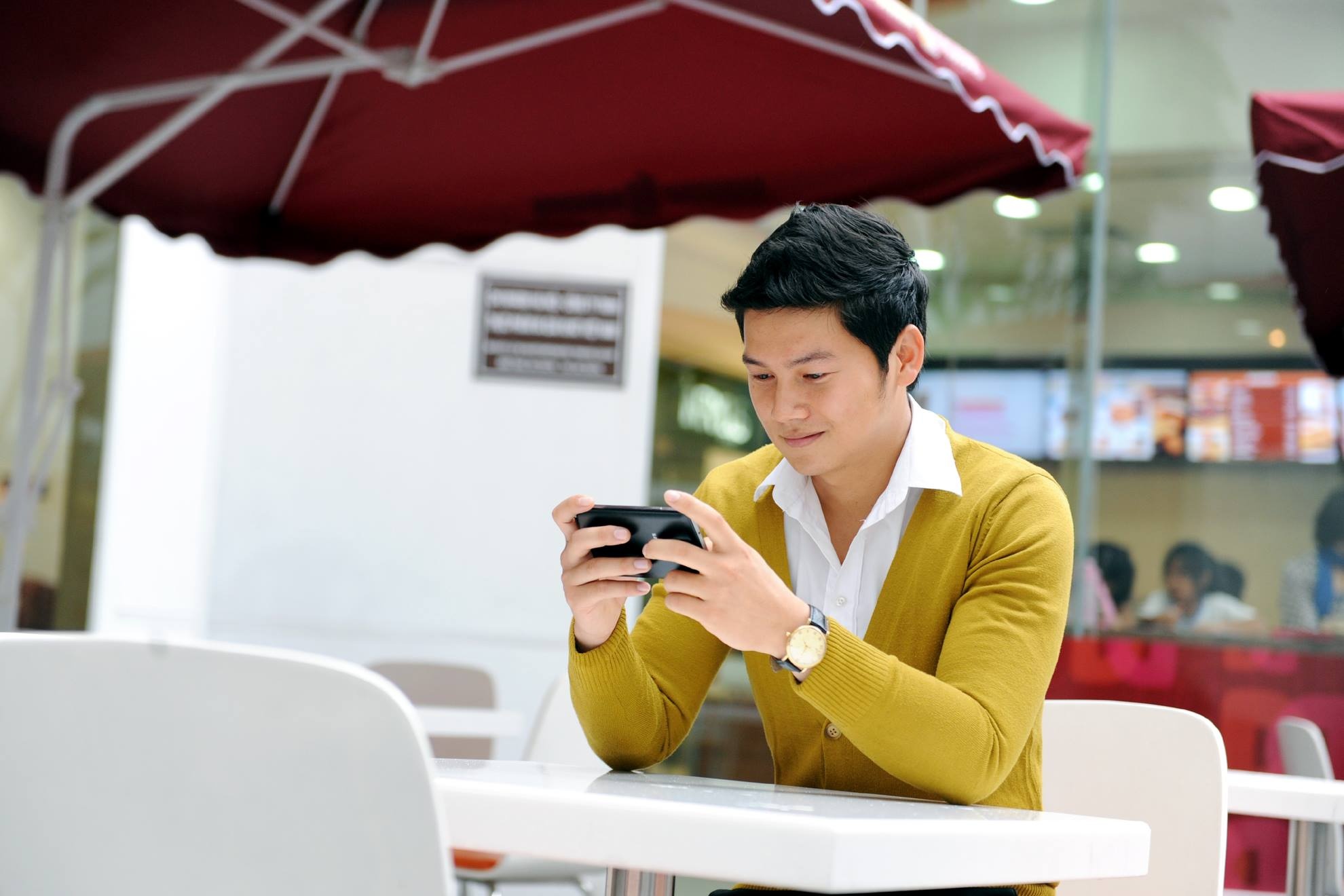 Kiều Văn Trung (sinh năm 1990) đang công tác tại trường CĐ FPT Polytechnic. Tốt nghiệp ĐH Nội vụ Hà Nội, Trung mới bén duyên sang ngành giáo dục nhưng đã rất yêu thích công việc này.