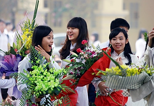 Nữ sinh trong ngày 20/11. Ảnh: Lê Hiếu.