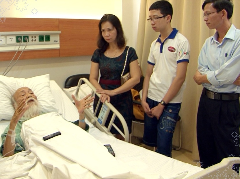 Cuoc gap trong benh vien cua than dong va GS Van Nhu Cuong hinh anh
