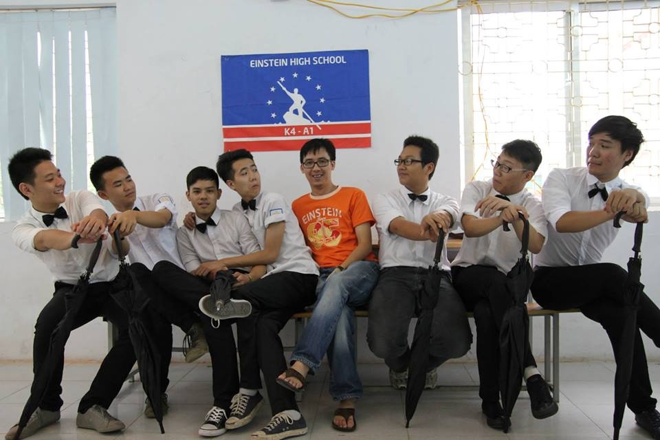 Thầy Đạt được nhiều thế hệ học trò yêu mến.