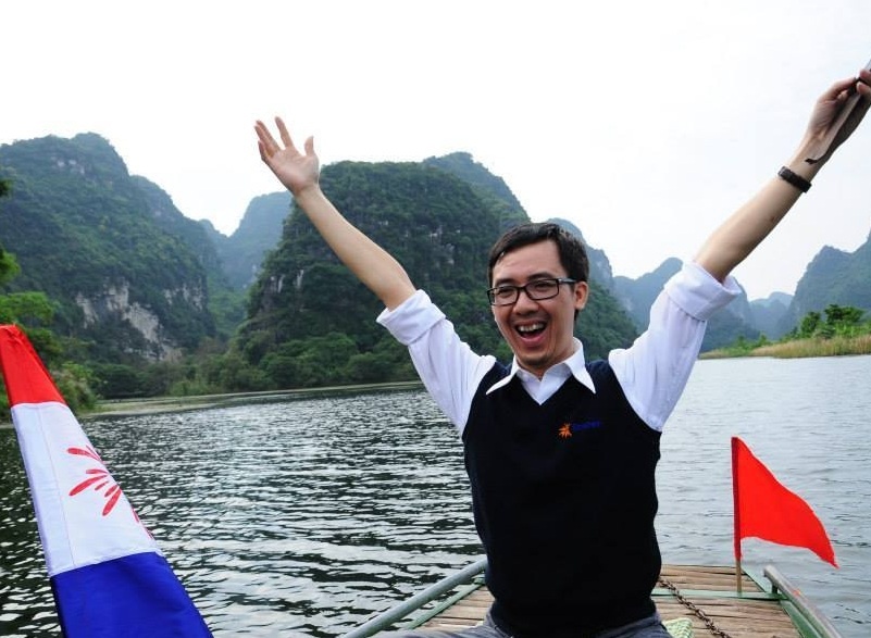 Thầy hiệu trưởng của trường THPT Anhxtanh.