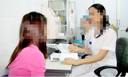 Theo bác sĩ Hồng Minh, khi trẻ vị thành niên đến giải quyết ở BV Phụ sản Trung ương phải có bố mẹ hoặc người giám hộ đi cùng.
