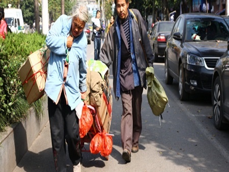 Doi vo chong gia vac bao tai tien xu dong hoc phi cho con hinh anh