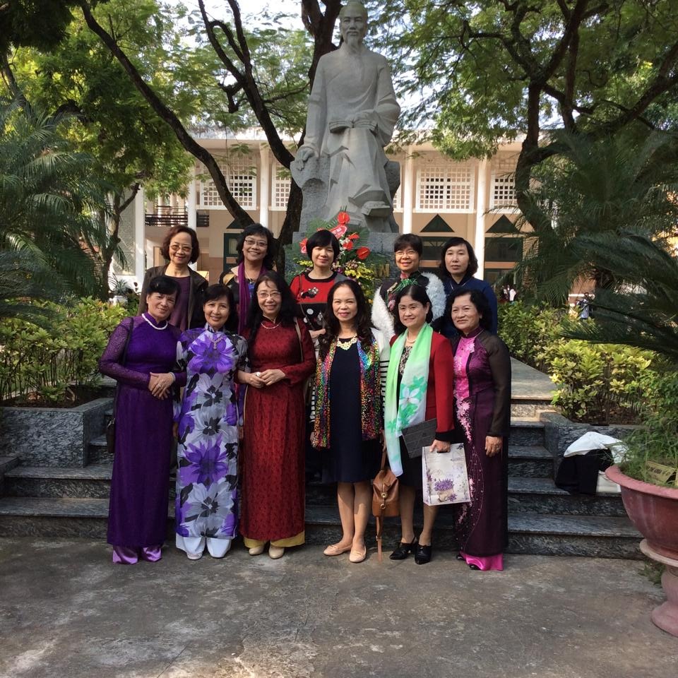 Cựu giáo chức trường THPT Chu Văn An về thăm trường cũ.