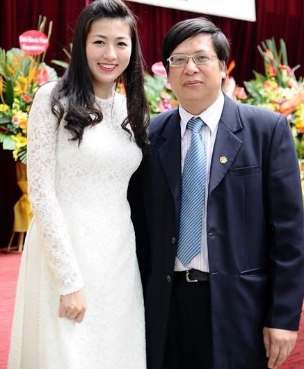 Thầy hiệu trưởng và Á hậu Dương Tú Anh. Ảnh: Website nhà trường.