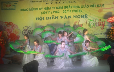 Tại ký túc xá trường ĐH Sư phạm TP.HCM diễn ra đêm chung kết hội diễn văn nghệ chào mừng ngày Nhà giáo Việt Nam 20 / 11 với chủ đề “Giai điệu nhớ ơn Thầy cô”