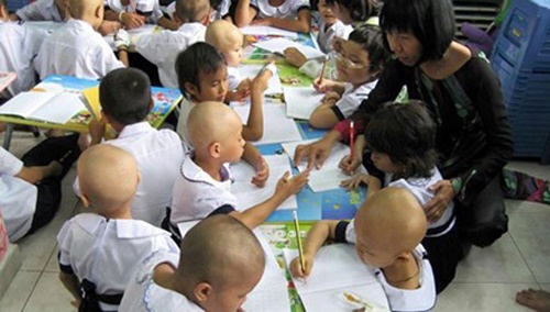 Tại TP.HCM, một lớp học đặc biệt đã diễn ra cho bệnh nhi Bệnh viện Ung bướu. Giữa lớp, một cây lời chúc được các bạn nhỏ nhanh chóng hoàn thành dưới sự hướng dẫn của các tình nguyện viên.