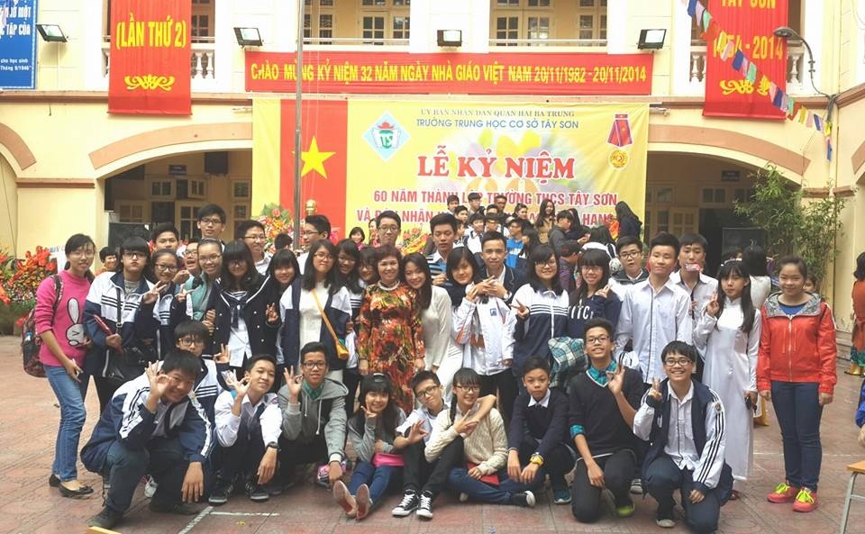 Tại trường THPT Tây Sơn, ngày nhà giáo Việt Nam là lễ kỷ niệm 60 năm thàhnh lập trường,  Ảnh: Facebook Nguyễn Phan Quỳnh Hương.