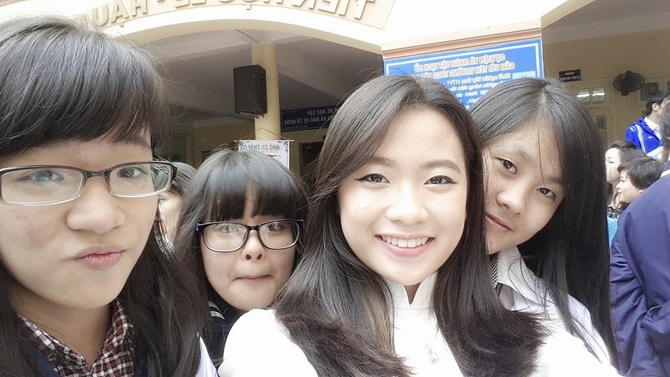 Cô gái dancer Nguyễn Phan Quỳnh Hương xinh tươi  cùng bạn bè trong ngày lễ.