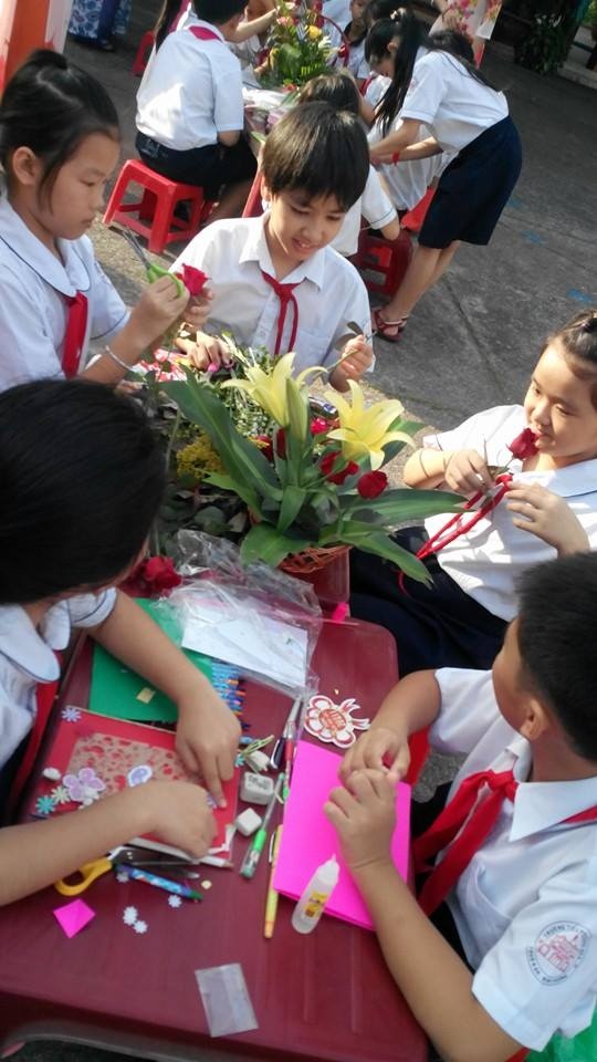 Học sinh trường tiểu học Bình Hòa, thị xã Thuận An, tỉnh Bình Dương thi sáng tác thiệp và cắm hoa ngày 20/11. Ảnh: Facebook Chung Dang.