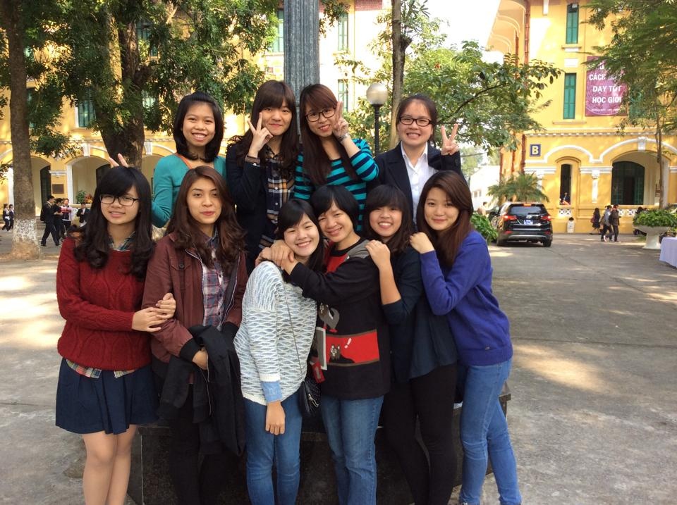Cô giáo Trịnh Thu Tuyết chụp ảnh kỷ niệm cùng giáo viên 