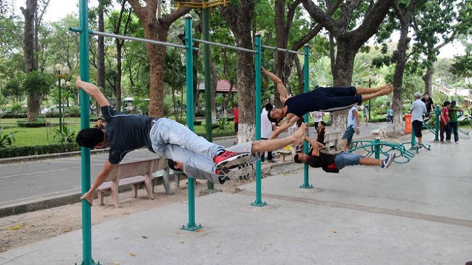 Một trong những động tác biểu diễn thường thấy của nhóm street workout.