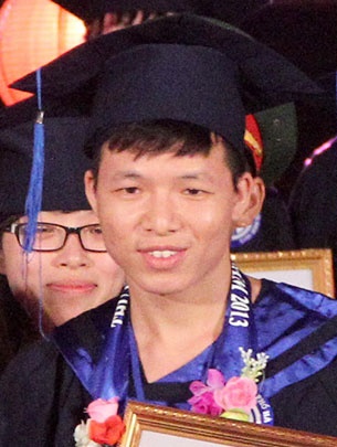 Anh La Văn Ngọ (thủ khoa tốt nghiệp xuất sắc Trường ĐH Giao thông vận tải. Năm 2013, La Văn Ngọ từng là nhân vật “thủ khoa thất nghiệp” được bộ trưởng Bộ GTVT tuyển dụng đặc cách.