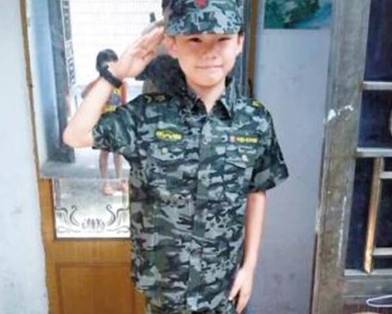 Cau be 10 tuoi treo co tu tu vi bi diem kem tieng Anh hinh anh