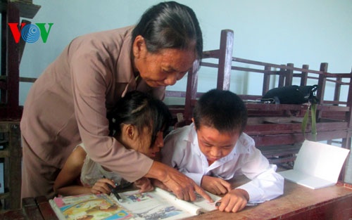 Cô Thông ân cần và kiên trì dạy các em có hoàn cảnh đặc biệt.