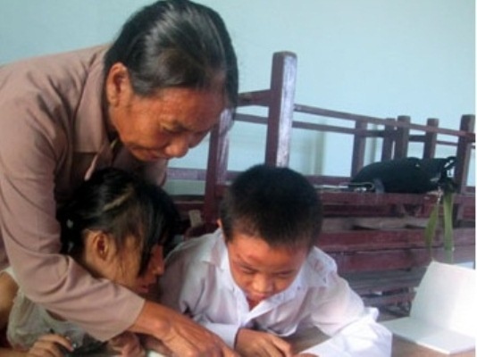 Ba giao gia miet mai xoa mu chu cho nguoi ngheo vung bien hinh anh