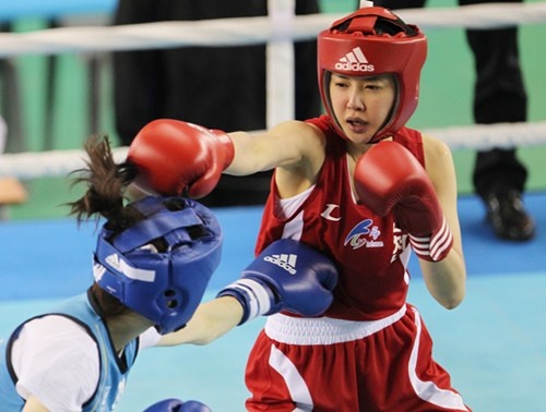 Nhiều khán giả bất ngờ khi biết cô là một võ sĩ boxing vì đây là một môn thể thao không hợp với những người có thân hình lung linh như Lee Si Young (giáp đỏ).