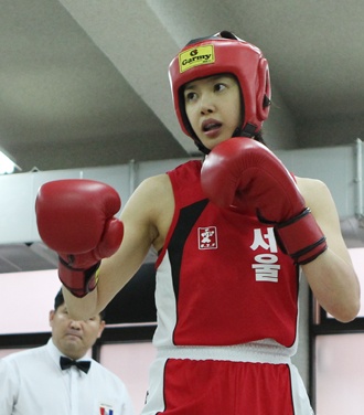 Cô trở thành tay đấm nghiệp dư vào tháng 11/2010.