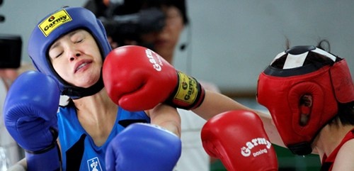 Tháng 7/2011, Lee Si Young (giáp xanh) lại tiếp tục bước lên bục chiến thắng với chiếc HCV hạng cân 50kg ở giải đấu toàn Seoul .