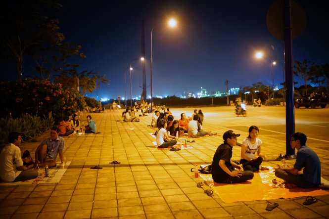 Một tấm bạt nhỏ, vài chai nước cũng làm nên một đêm picnic bình yên trên đường Mai Chí Thọ.