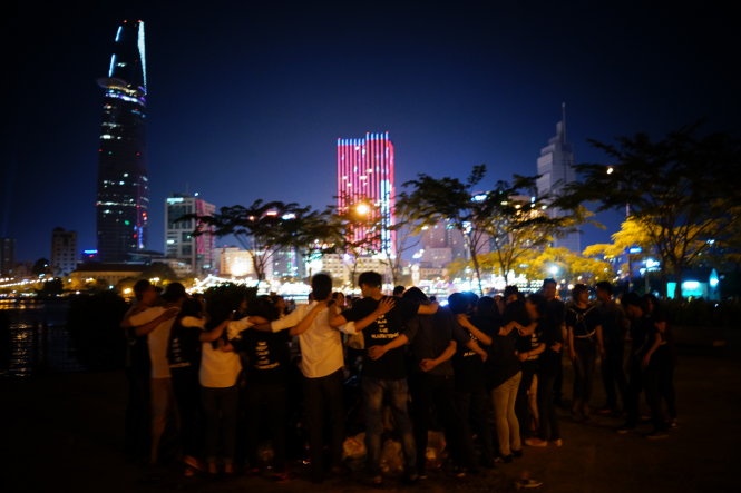 Nhieu chuyen la trong dem picnic via he hinh anh