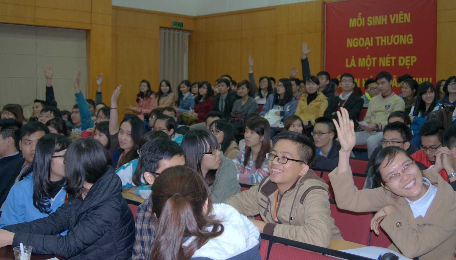 Sinh vien Ngoai thuong hoc ky nang de lam viec toan cau hinh anh