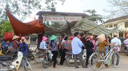 Bat 2 nguoi can tro hoc sinh toi truong hinh anh