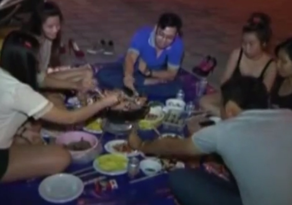 Thu choi moi luc giua dem cua gioi tre TP.HCM hinh anh