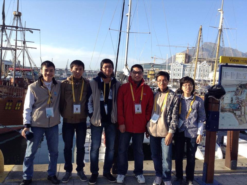 Thế Hoàn cùng đoàn học sinh Việt Nam dự thi tại Nam Phi.