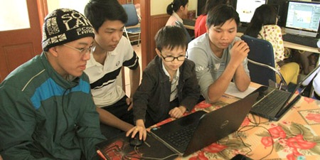 Nguyễn Văn Hùng đang dạy các bạn khuyết tật tại Trung tâm Nghị lực sống.