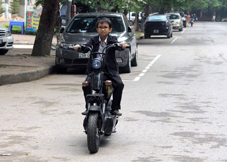 Dáng vẻ của chàng trai 27 tuổi không khác gì một học sinh tiểu học.