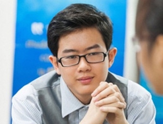 Cau be doc tieng Viet, noi soi tieng Anh tu khi len 3 hinh anh