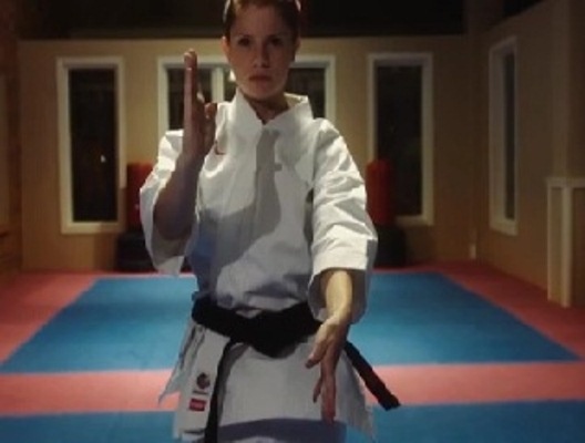 Clip nu cao thu karate ha guc 3 ten luu manh duong pho hinh anh