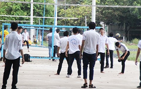 Sinh vien phan nan vi phai mac ao so mi, quan tay ca tuan hinh anh