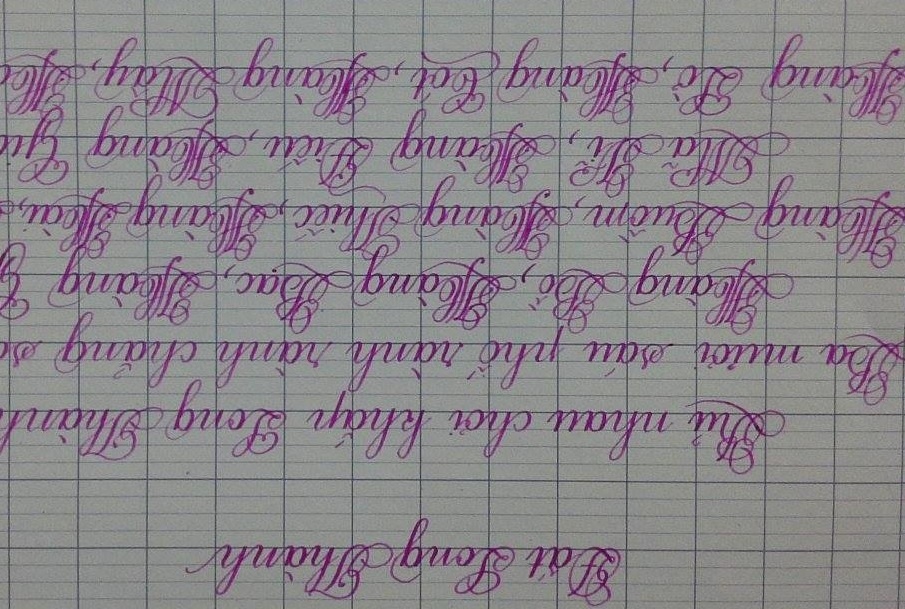 Co gai co biet tai viet chu xoay nguoc 180 do dep nhu in hinh anh