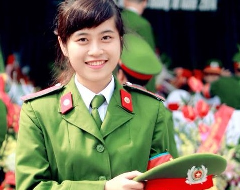 Nu sinh canh sat hinh su mat moc xinh xan hinh anh