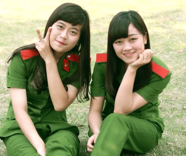 Dạ Ngân có tính cách mạnh mẽ, thích đọc truyện trinh thám, phù hợp với chuyên ngành cô theo học..