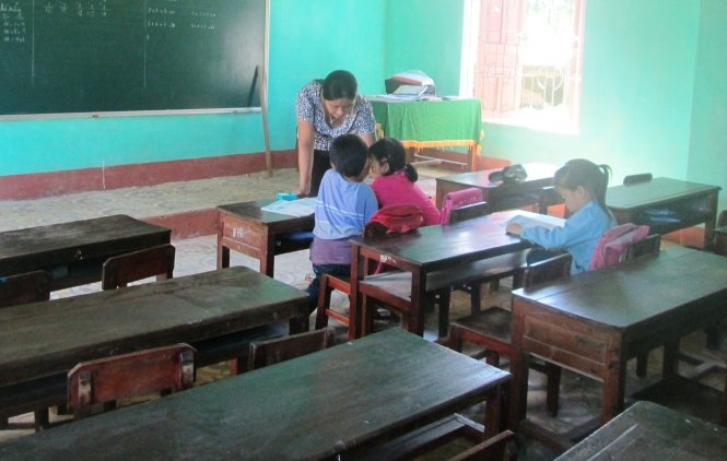 Cho hieu truong tam nghi viec de van dong chau di hoc hinh anh