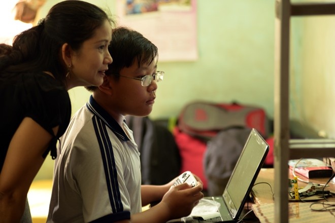 Cậu bé với loạt giải vàng về sáng tạo. Ảnh: Lê Anh Tuấn.