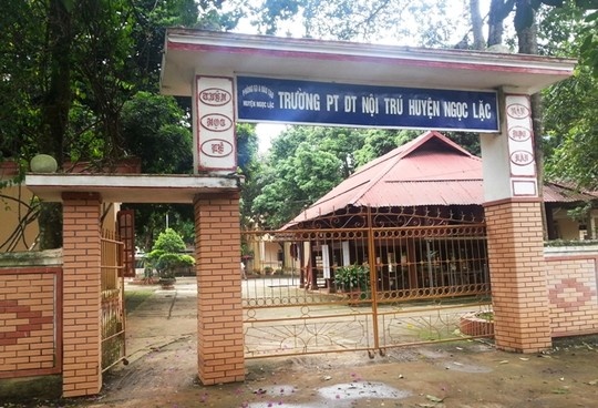 Hieu truong, ke toan an chan tien cua giao vien, hoc sinh hinh anh