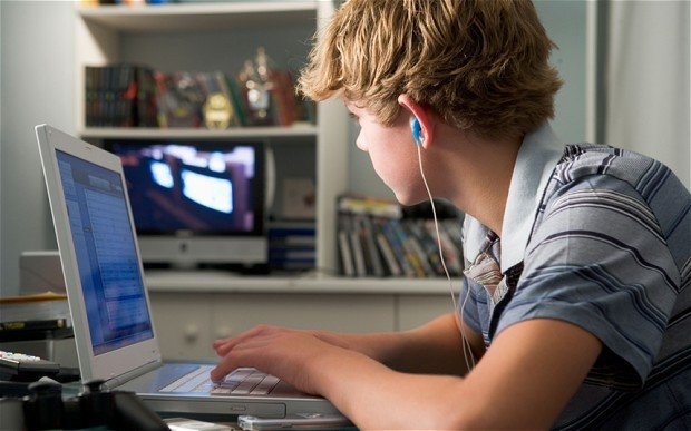 Các bậc cha mẹ cần cẩn trọng với cách hành xử của con cái trên Internet.