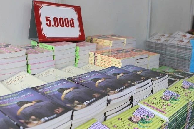 Hàng loạt sách được giảm giá. Ảnh: Nhật Ánh.