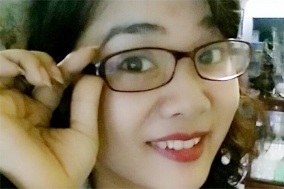 Bat mi ve co gai viet chu xoay nguoc 180 do hinh anh