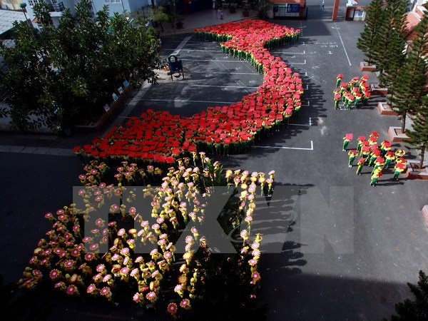 Hon 1.000 hoc sinh Da Lat xep hinh ban do va co To quoc hinh anh