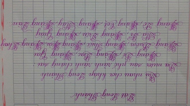 Cô gái có khả năng viết chữ ngược độc đáo.