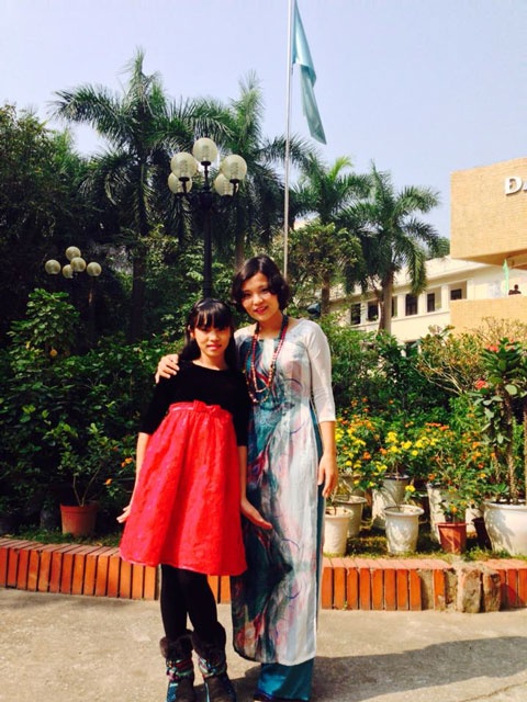 Cô giáo Hạnh và con.