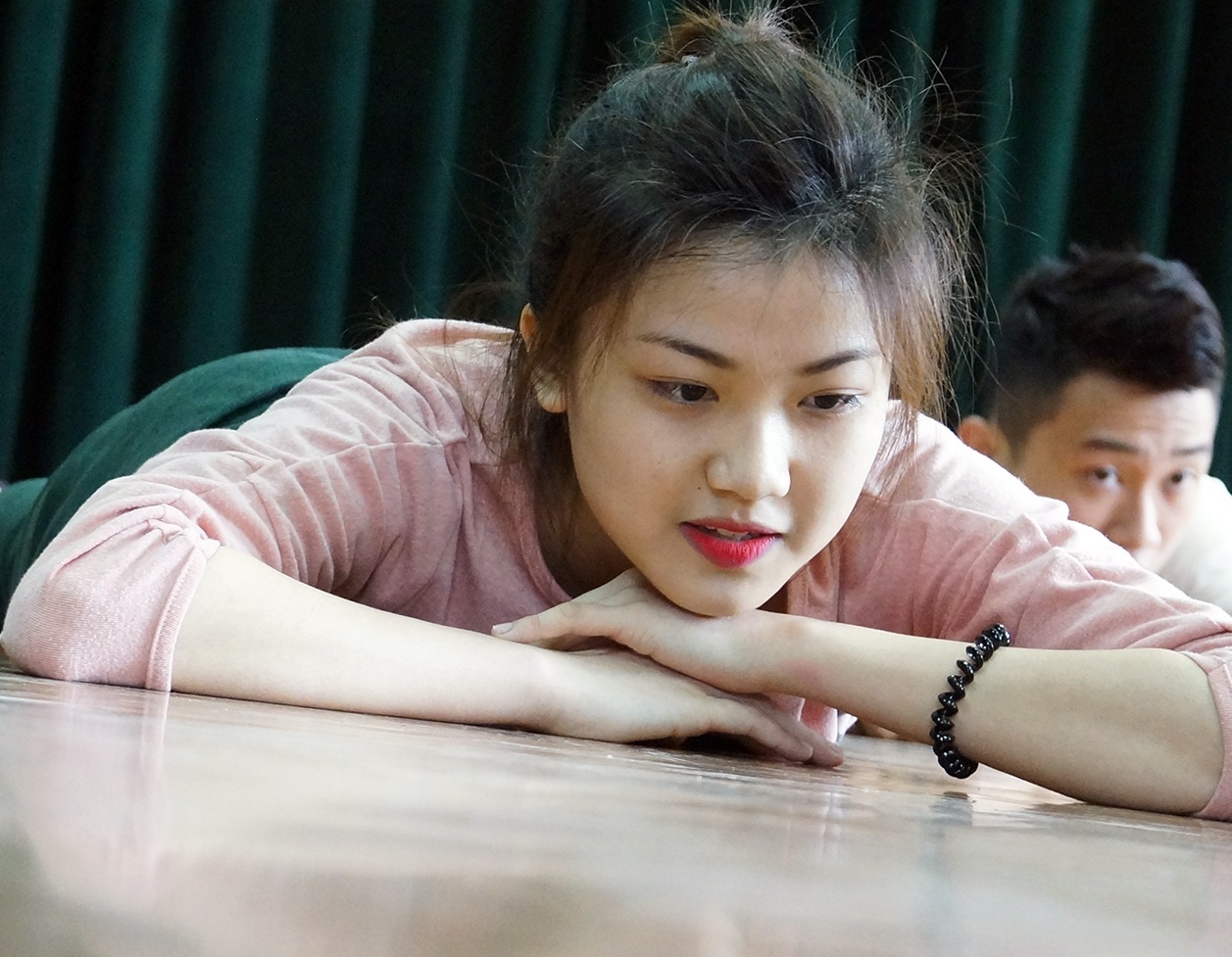 Thu khoa xinh dep truong SKDA lan le tren giang duong hinh anh