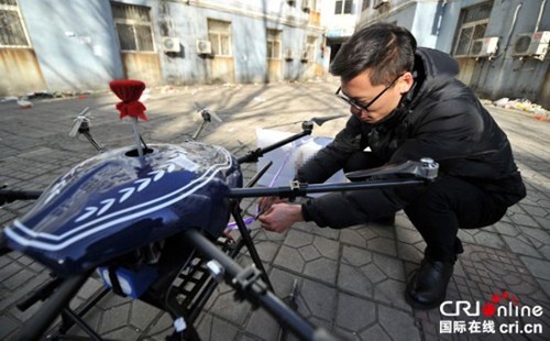 Chàng trai đang chuẩn bị kĩ càng để chiếc trực thăng tự chế